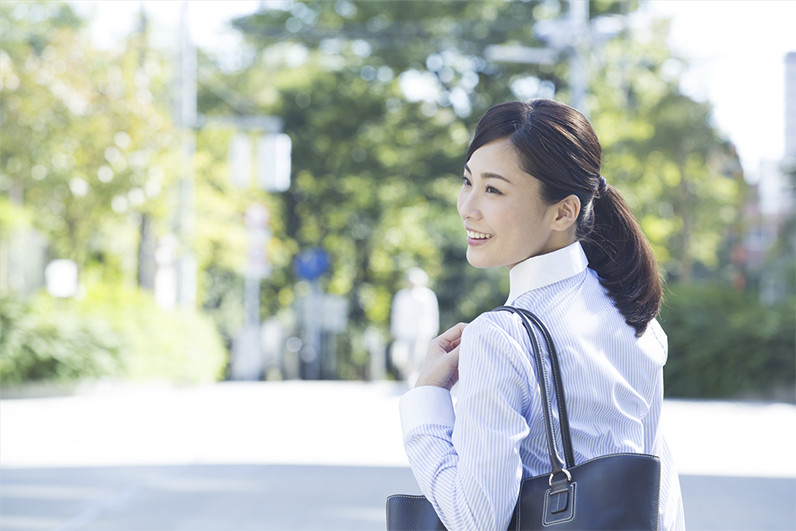 お仕事帰りにも立ち寄りやすい、平日の夜間診療。土日も診療
                